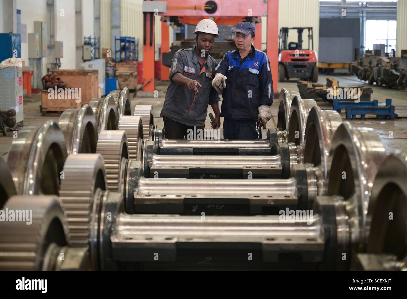 (250820) -- NAIROBI, 20 août 2025 (Xinhua) -- L'ingénieur chinois Tang Zhijian (R) et un travailleur kenyan Clement vérifient les roues de locomotive devant être assemblées à l'atelier de maintenance des locomotives d'Africa Star Railway Operation Company Limited (Afristar) à Nairobi, Kenya, le 19 août 2025. Le chemin de fer à voie standard Mombasa-Nairobi (SGR) construit en Chine au Kenya a enregistré 3 000 jours de fonctionnement sûr samedi, a déclaré Africa Star Railway Operation Company Limited (Afristar) dans un communiqué de presse dimanche. Depuis son lancement le 31 mai 2017, le chemin de fer a transporté près de 15,93 millions de passagers Banque D'Images