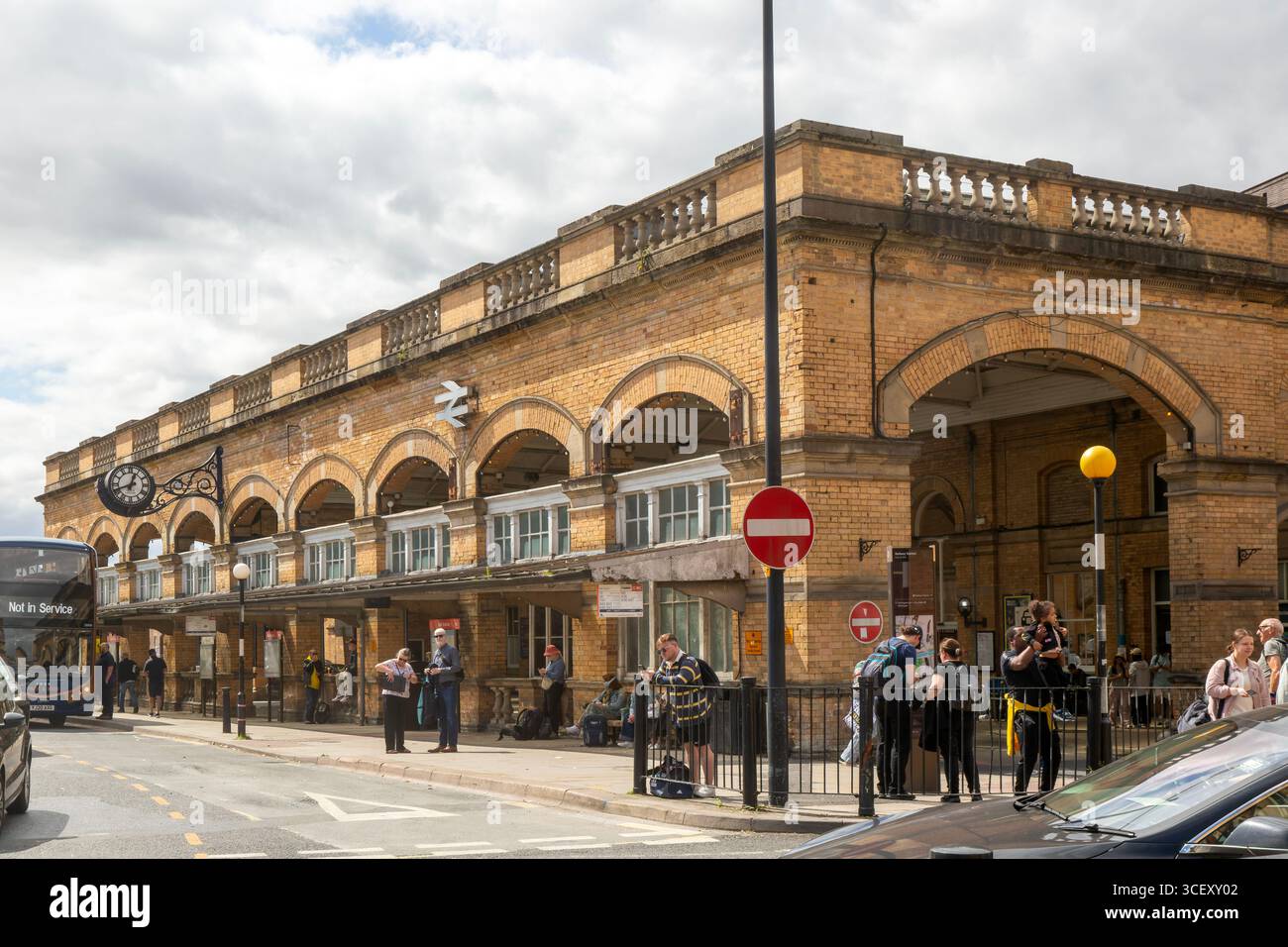 Extérieur du bâtiment de la gare de York, York, Yorkshire, Angleterre, Royaume-Uni Banque D'Images
