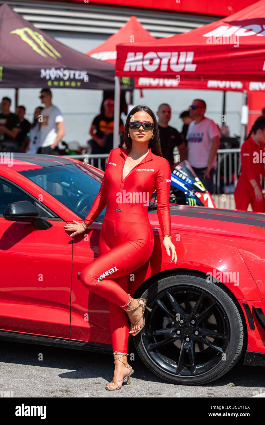 Hôtesse chaude et supercar Chevrolet Camaro à la réunion moto à Banja Luka Banque D'Images
