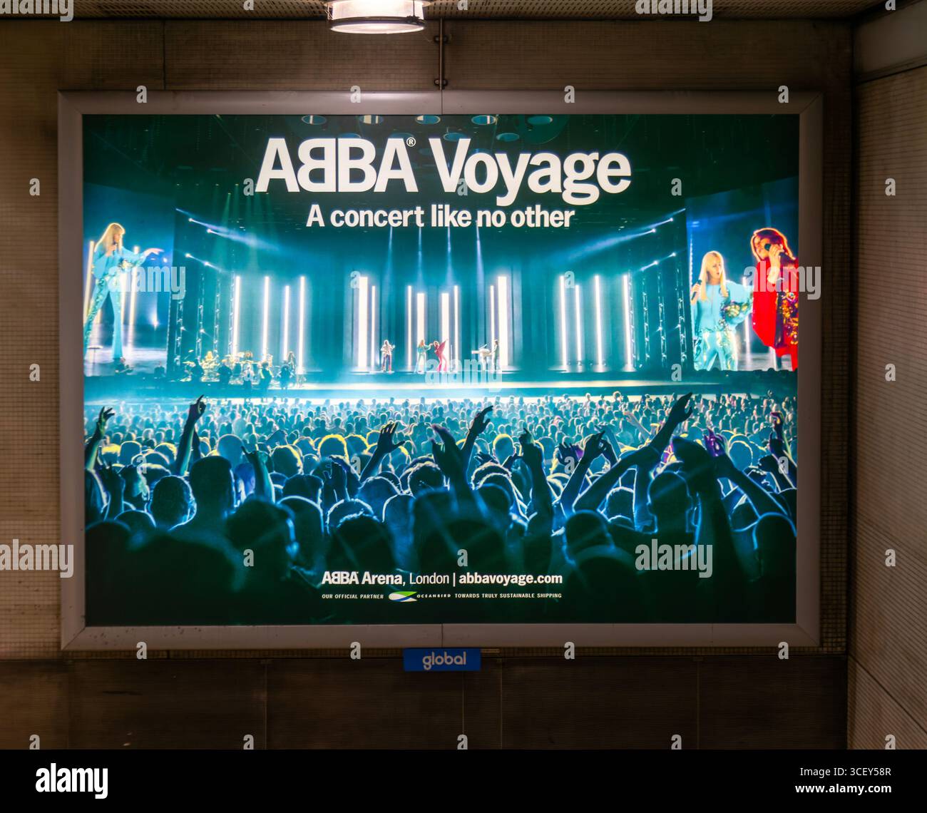 Affiche publicitaire électronique hologramme face au groupe pop Abba promouvant le concert Abba voyage, Londres, Angleterre, Royaume-Uni Banque D'Images