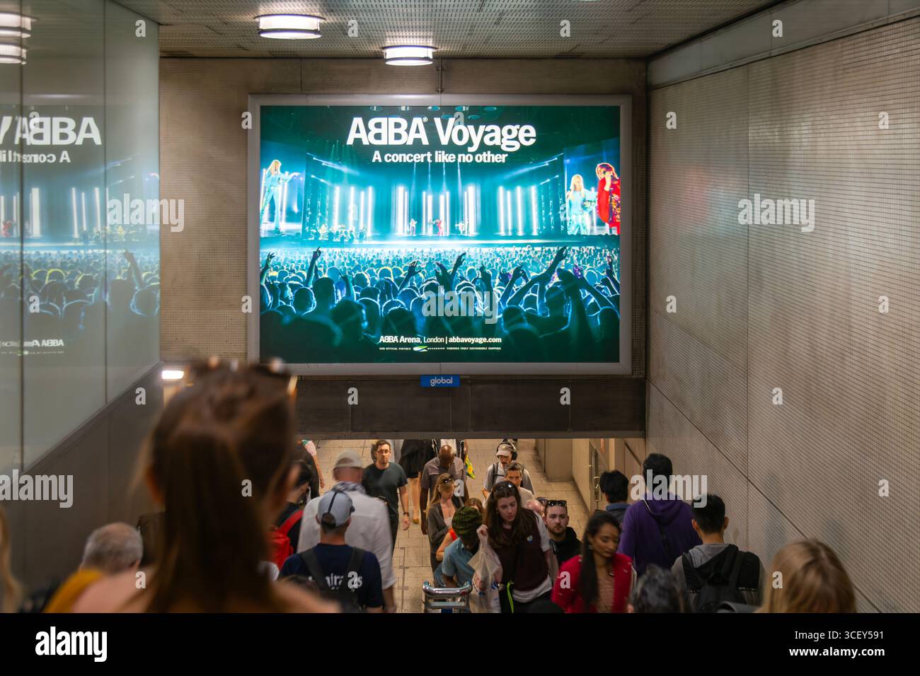 Affiche publicitaire électronique hologramme face au groupe pop Abba promouvant le concert Abba voyage, Londres, Angleterre, Royaume-Uni Banque D'Images