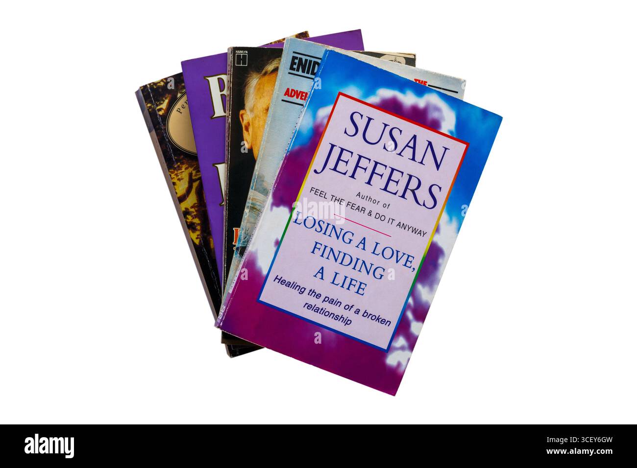 Sélection de livres avec perdre un amour, trouver un livre de vie par Susan Jeffers sur le dessus isolé sur blanc - guérir la douleur d'une relation brisée Banque D'Images