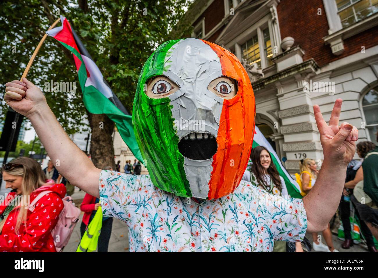 Londres, Royaume-Uni. 20 août 2025. Défendre la protestation contre les genoux au tribunal de première instance de Westminster. Mo Chara (Liam 'g ' hAnnaidh) de Kneecap risque sa deuxième comparution devant le tribunal pour une infraction présumée à la loi sur le terrorisme pour avoir affiché un drapeau en soutien à l'organisation interdite Hezbollah lors d'un concert à Londres en novembre 2024. Crédit : Guy Bell/Alamy Live News Banque D'Images
