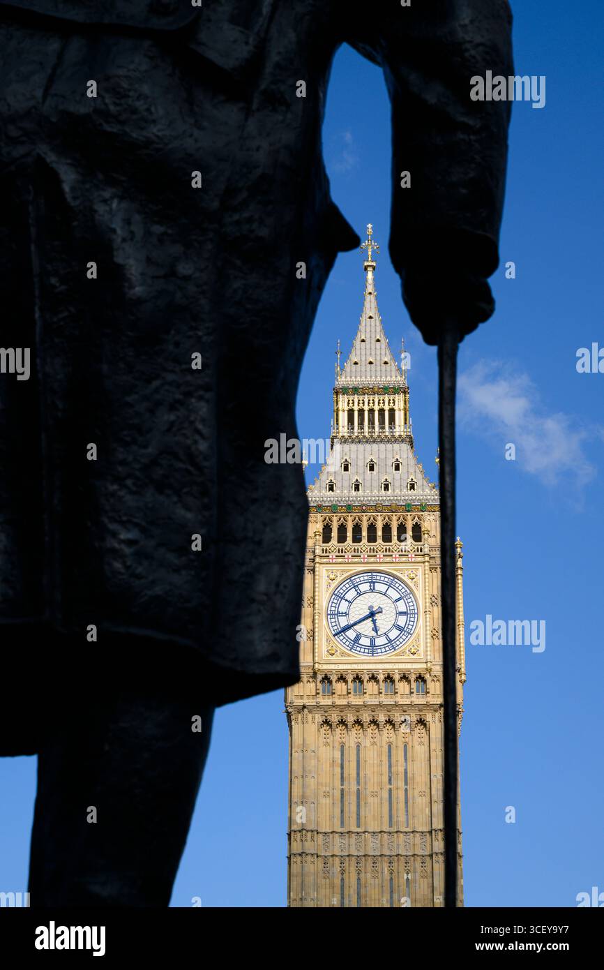 Big Ben vu à travers la statue de Winston Churchill. La tour de l'horloge du Palais de Westminster est officiellement nommée la Tour Elizabeth, avec Big Ben Banque D'Images