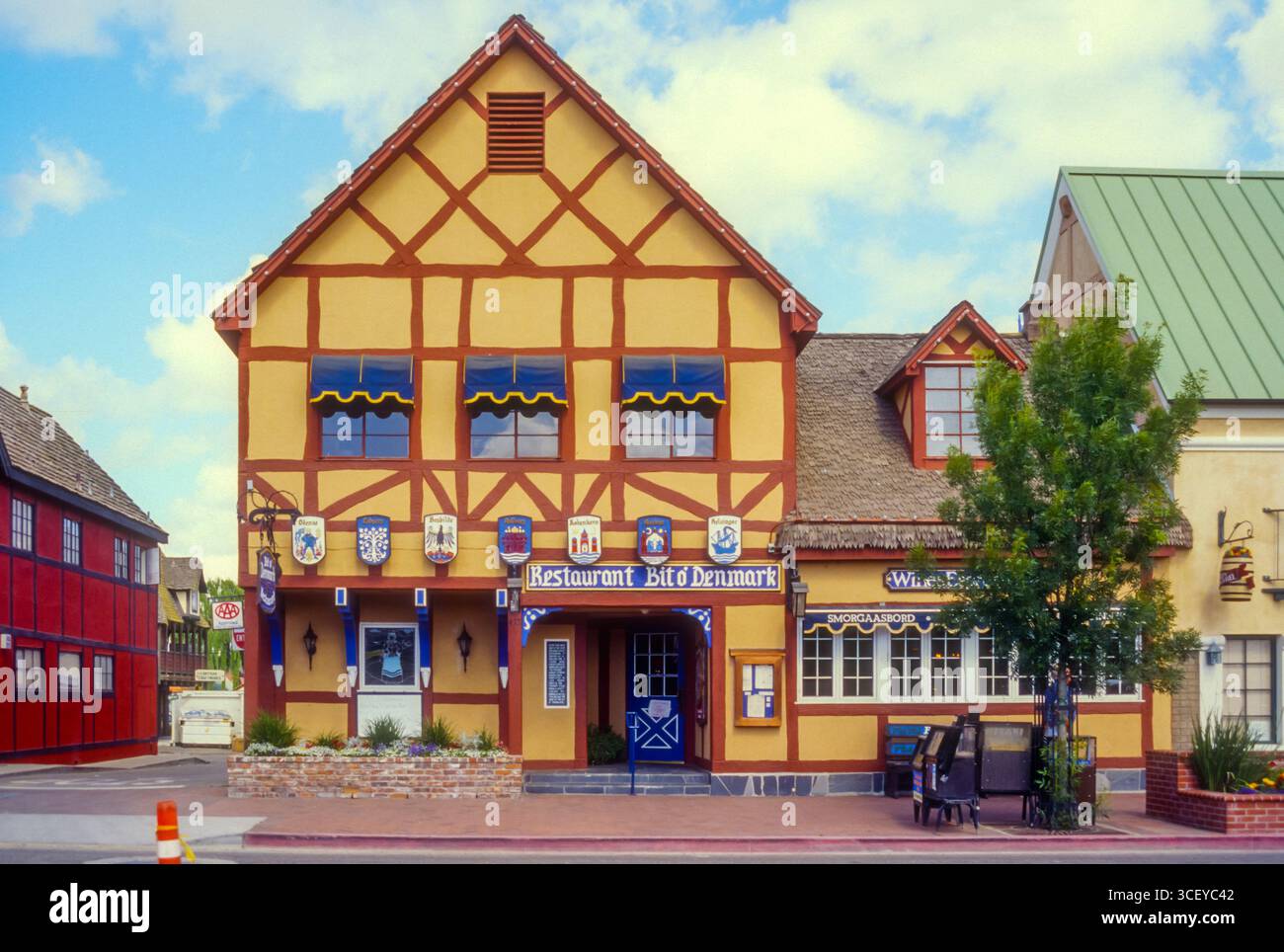Photographie d'archive 1993 du restaurant bit O' Denmark à Alisal Road, Solvang, Californie. Un des premiers bâtiments de la ville, construit en 1911. Banque D'Images