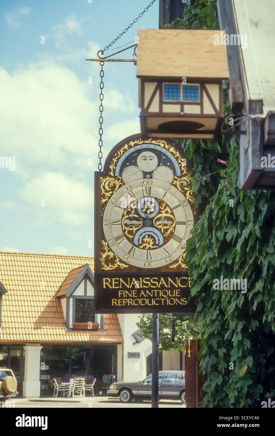 Photographie d'archive de 1993 de l'enseigne pour Renaissance Fine Antique reproductions dans la 1ère rue, Solvang, Californie. Banque D'Images