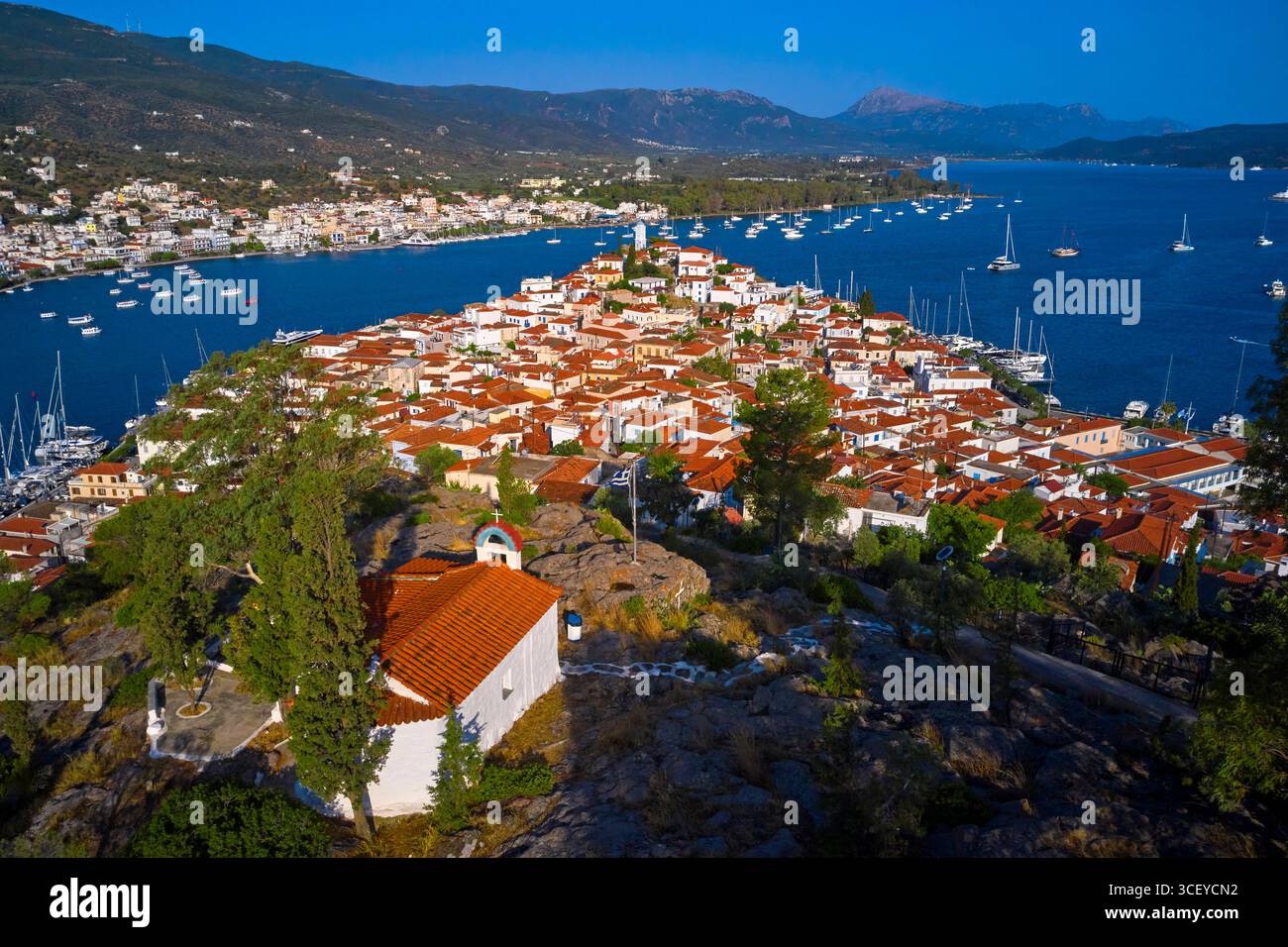 Grèce, région du Péloponnèse, îles Saroniques, vue aérienne de l'île de Poros Banque D'Images