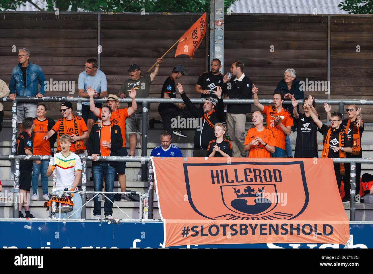 Lyngby, Danemark. 19 août 2025. Les fans de football de Hilleroed vus sur les gradins lors du match de Betinia Liga entre Lyngby BK et Hilleroed au Lyngby Stadion à Lyngby. Crédit : Gonzales photo/Alamy Live News Banque D'Images