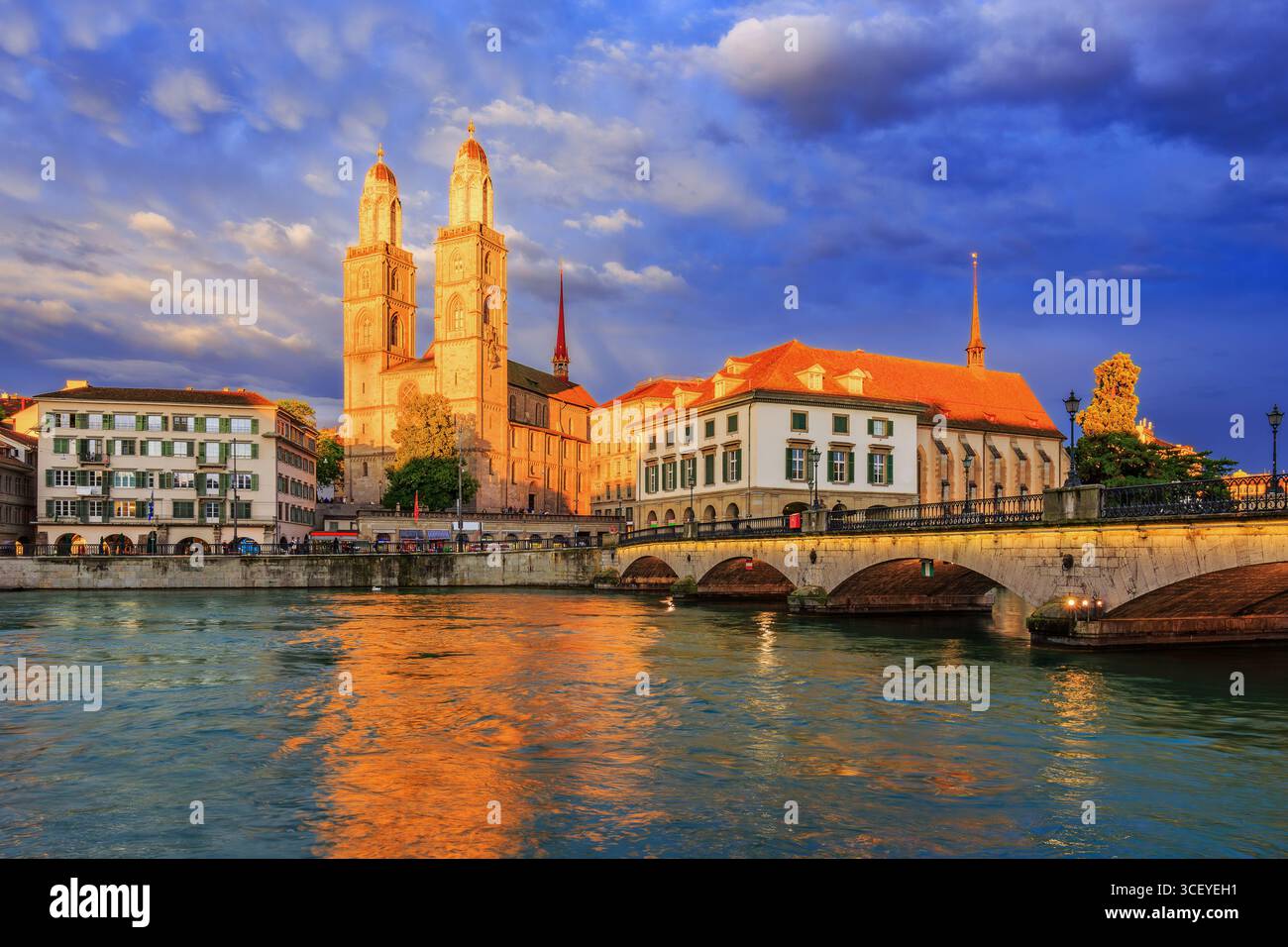 Zurich, Suisse. Vue sur le centre-ville historique avec sa célèbre église Grossmunster, sur la Limmat. Banque D'Images
