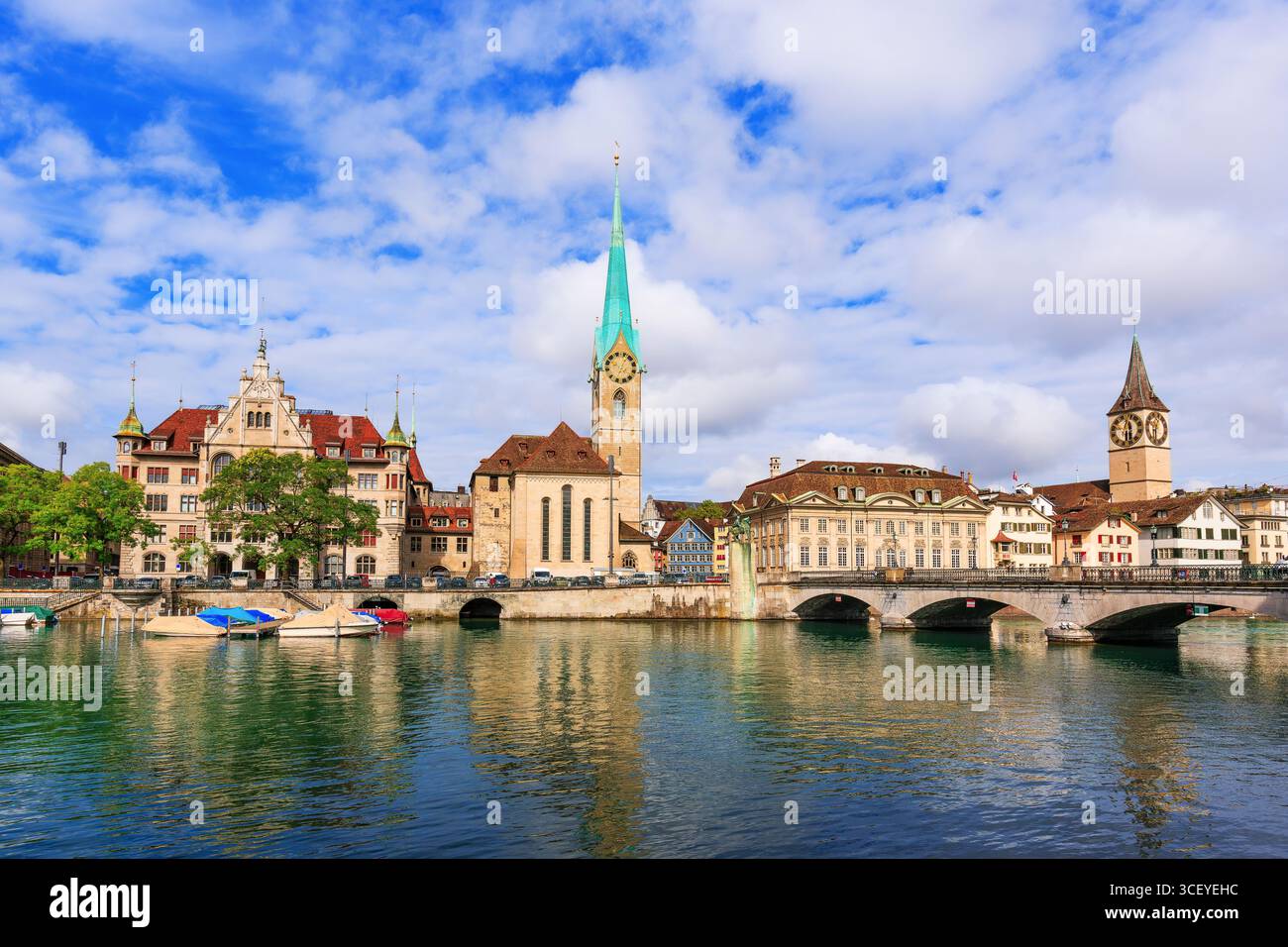 Zurich, Suisse. Vue sur le centre-ville historique avec sa célèbre église Fraumunster, sur la Limmat. Banque D'Images