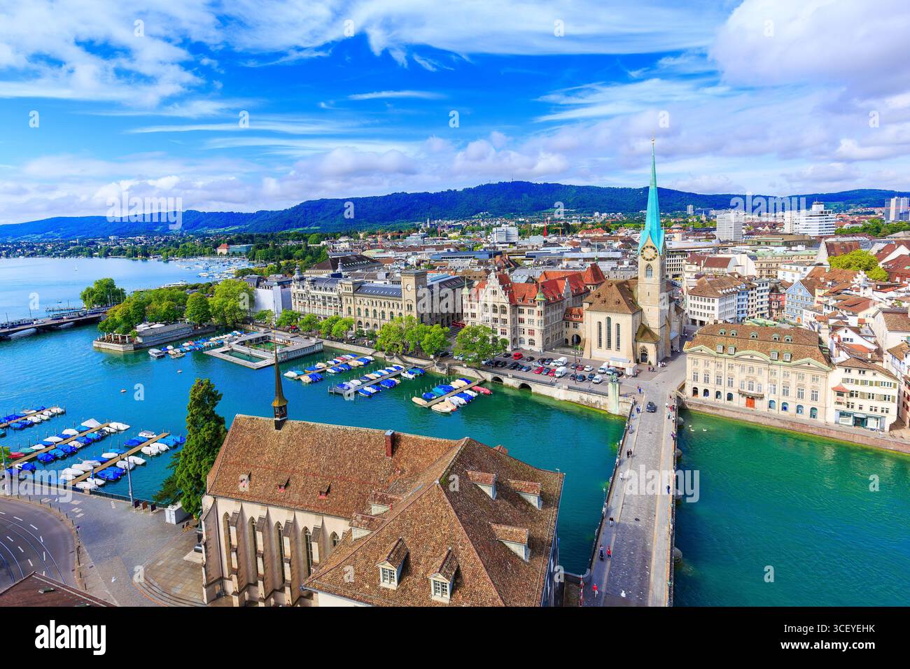 Zurich, Suisse. Vue sur le centre-ville historique avec sa célèbre église Fraumunster, sur la Limmat. Banque D'Images