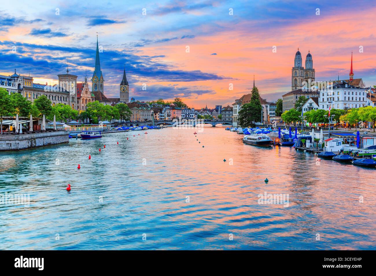 Zurich, Suisse. Vue sur le centre-ville historique. Église Grossmunster et Église Fraumunster sur la Limmat. Banque D'Images