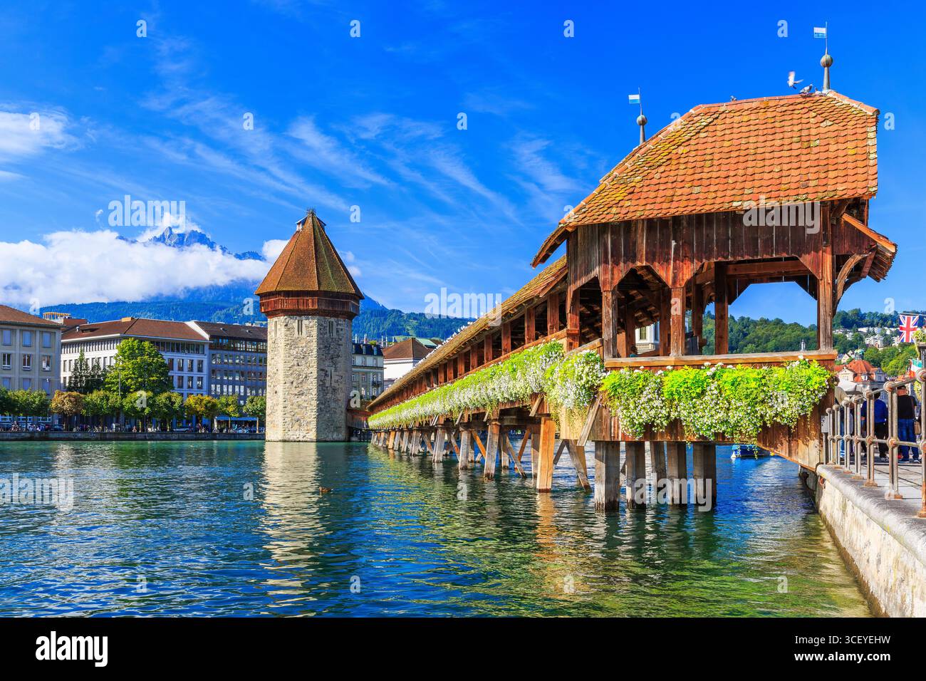 Lucerne, Suisse. Centre-ville historique avec son célèbre pont de la chapelle et de Mt. Pilatus sur l'arrière-plan. (Floralpina), Banque D'Images