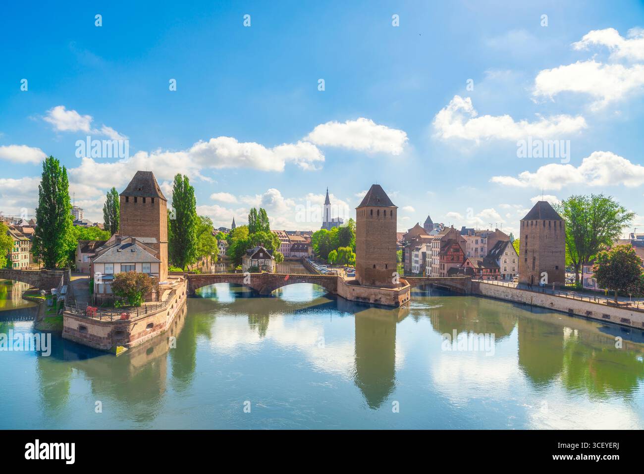 Strasbourg, pont médiéval ponts couverts et Cathédrale en boulangerie, vue depuis le barrage Vauban en petite France. Région Alsace, France. Banque D'Images Strasbourg, pont médiéval ponts couverts et Cathédrale en boulangerie, vue depuis le barrage Vauban en petite France. Région Alsace, France. Banque D'Images