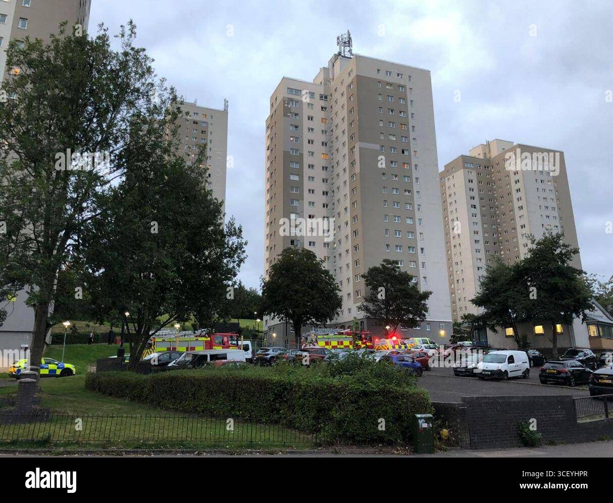 Une vue générale des services d'urgence à Birness Drive, Glasgow mardi soir après que la police a déclaré qu'ils avaient été appelés à un rapport de préoccupation pour une personne dans une propriété dans la région de Shawlands vers 19h20. Un homme a depuis été inculpé à la suite des troubles dans une tour de Glasgow. Date d'émission : mercredi 20 août 2025. Banque D'Images