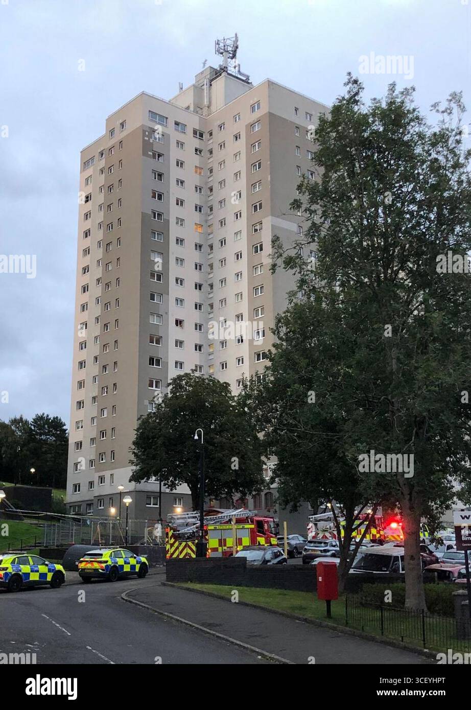 Une vue générale des services d'urgence à Birness Drive, Glasgow mardi soir après que la police a déclaré qu'ils avaient été appelés à un rapport de préoccupation pour une personne dans une propriété dans la région de Shawlands vers 19h20. Un homme a depuis été inculpé à la suite des troubles dans une tour de Glasgow. Date d'émission : mercredi 20 août 2025. Banque D'Images
