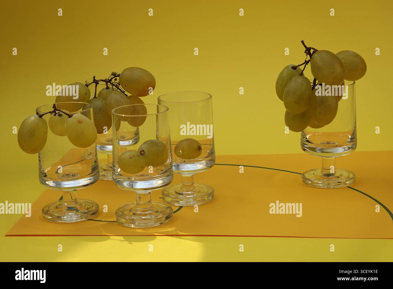 Nature morte avec raisins et baies inspirée de la séquence Fibonacci. Photo avec profondeur de champ maximale sur fond jaune. Banque D'Images