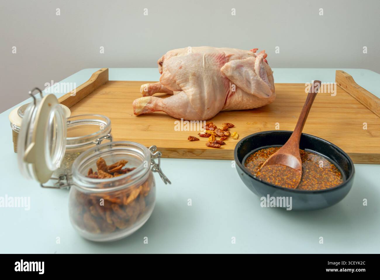 Ailes de poulet crues dans une sauce soja et une marinade au gingembre, superposées pour la friture à l'air libre Banque D'Images