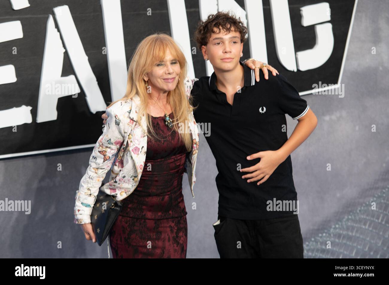 Rosanna Arquette fait une apparition surprise lors de la première londonienne de « Catched Stealing » Banque D'Images