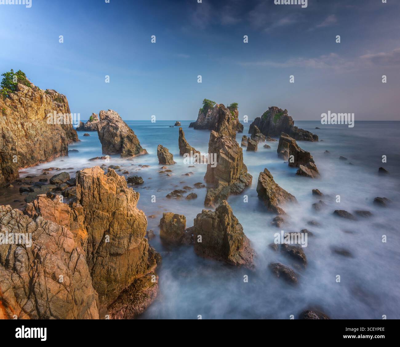 Shark Tooth Beach est un joyau caché situé à Lampung, en Indonésie. Cette magnifique plage est célèbre pour ses formations rocheuses uniques Banque D'Images
