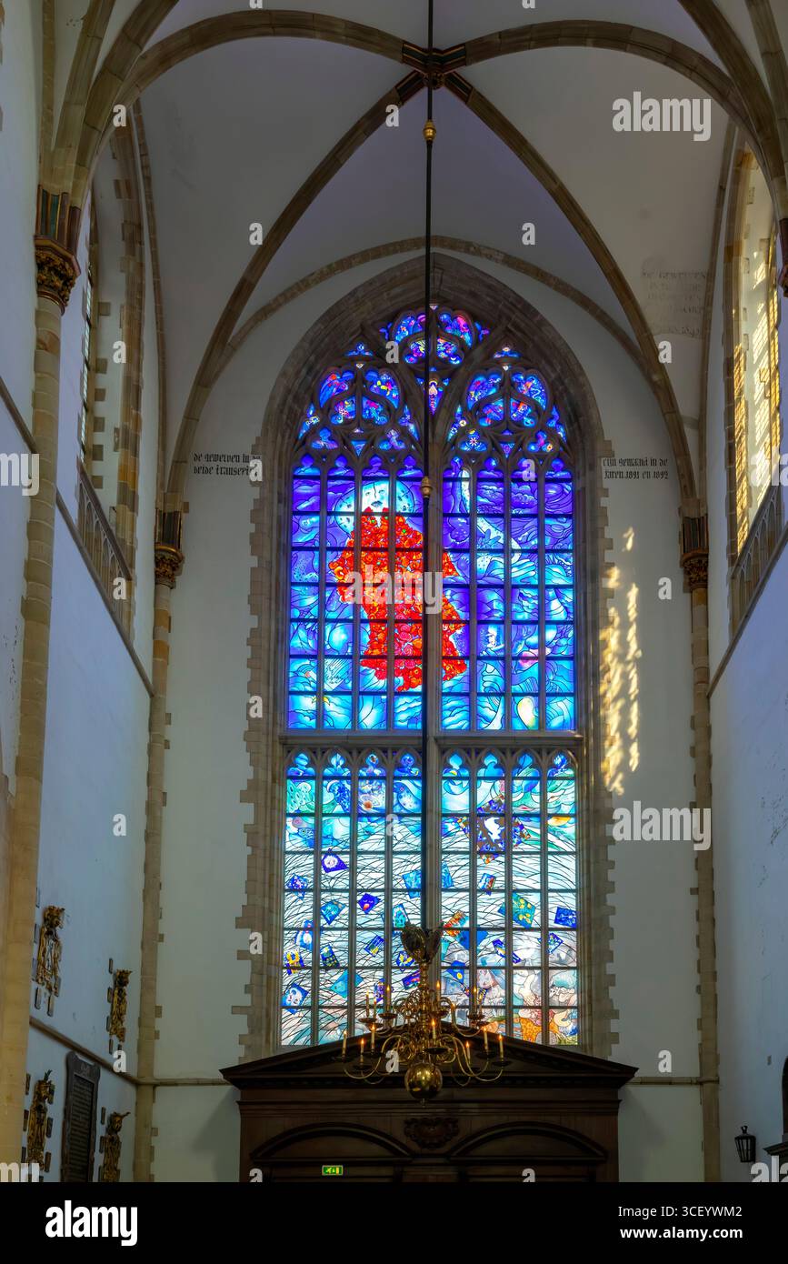 Le vitrail du transept du Nord réalisé par Michel van Overbeeke en 2008 et intitulé 'paix et tolérance'. Bavokerk (église) Haarlem. Banque D'Images