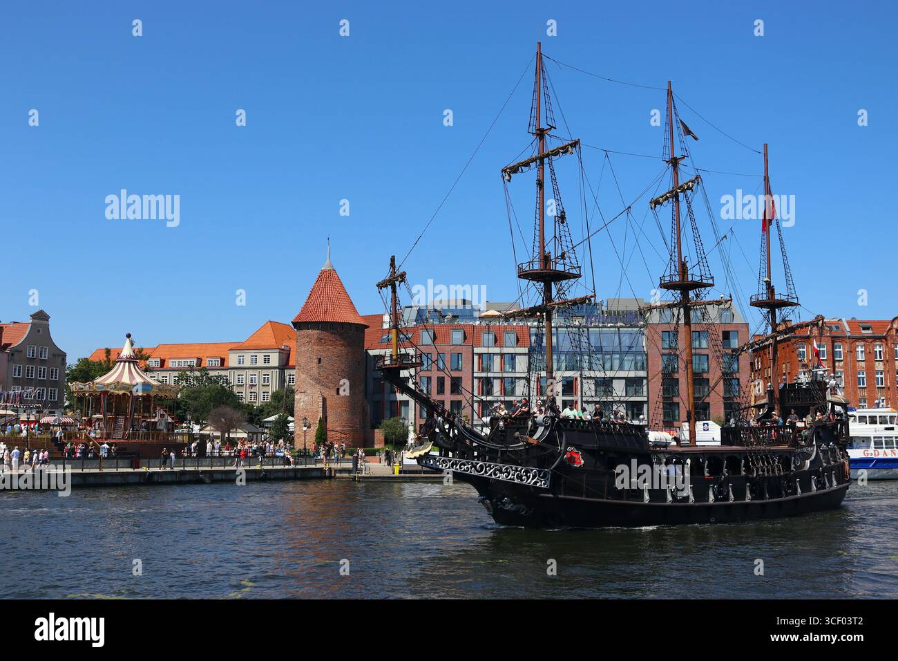Czarna Perla (Black Pearl), une réplique de bateau pirate naviguant avec un compliment de touristes revenant sur une croisière sur la rivière Motława, Gdansk, Pologne. Banque D'Images