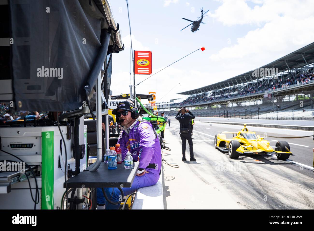 Speedway, Indiana, États-Unis. 23 mai 2025. CONOR DALY (76) (USA) de Noblesville, EN pourparlers sur pit Road après une séance d'essais pour la 109ème course de l'Indianapolis 500 présentée par Gainbridge à l'Indianapolis Motor Speedway à Speedway IN. (Crédit image : © Walter G. Arce Sr./ASP via ZUMA Press Wire) USAGE ÉDITORIAL SEULEMENT ! Non destiné à UN USAGE commercial ! Banque D'Images