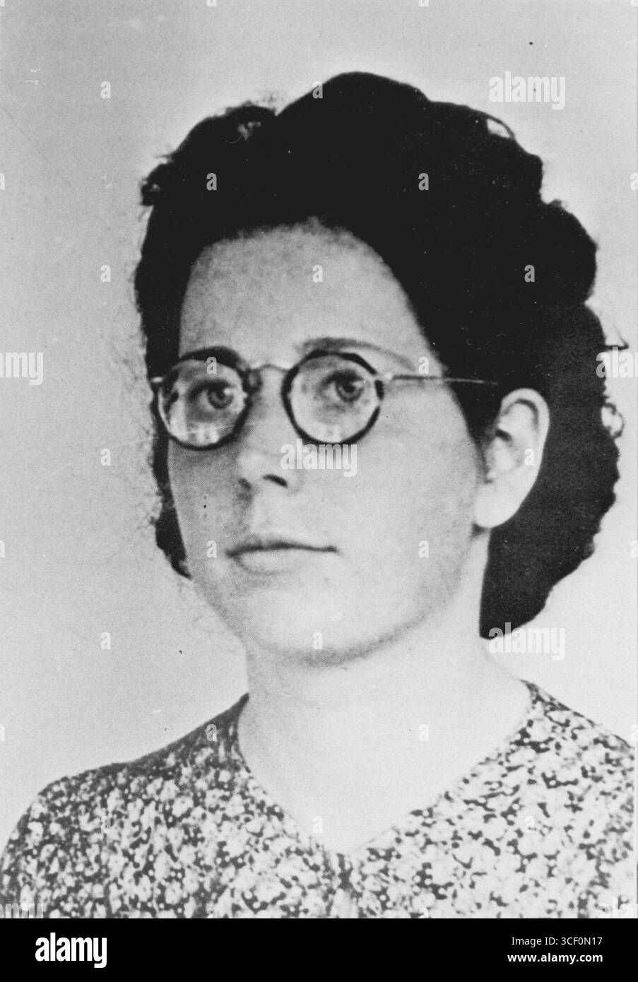 Cette photographie de passeport montre Hannie Schaft déguisée, avec des cheveux peints en noir et des lunettes, utilisée pour une pièce d'identité sous le nom de Johanna Elderkamp. Le document a été émis le 8 mars 1944. Schaft était un combattant de la résistance néerlandaise pendant la seconde Guerre mondiale Banque D'Images