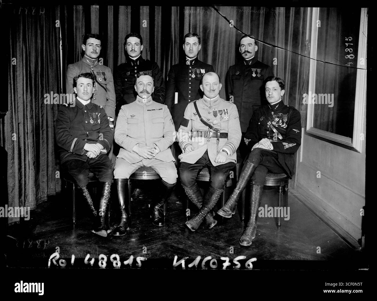 Photographie prise le 8 mars 1917, des membres de l'Aéro-club français, dont le capitaine paquet, le lieutenant Ducas, le lieutenant Deullin et Georges Guynemer, avec d'autres, devant leur avion. Banque D'Images