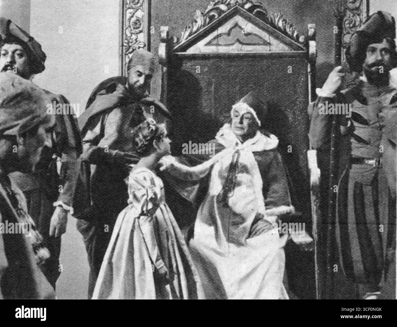 Colette Borelli incarne Catherine de Médicis aux côtés d'Ermete Zacconi dans le film de 1937 *les perles de la Couronne*. L'image a été publiée dans *Cinémonde* (numéro 451) le 10 juin 1937. Banque D'Images