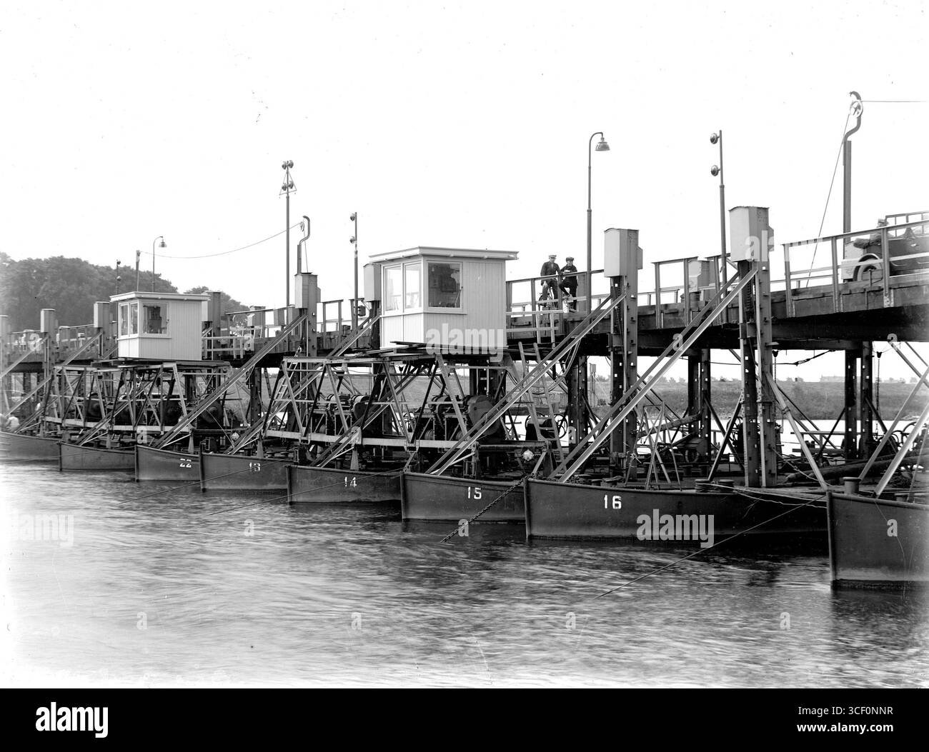 Le pont de ponton Hedel, après l'installation de treuils électriques en mai 1928, a permis le retrait facile de la section centrale pour le passage des navires. Avant cela, l'opération était manuelle. La photo date du 7 juillet 1928, montrant le pont avec des treuils électriques. Banque D'Images