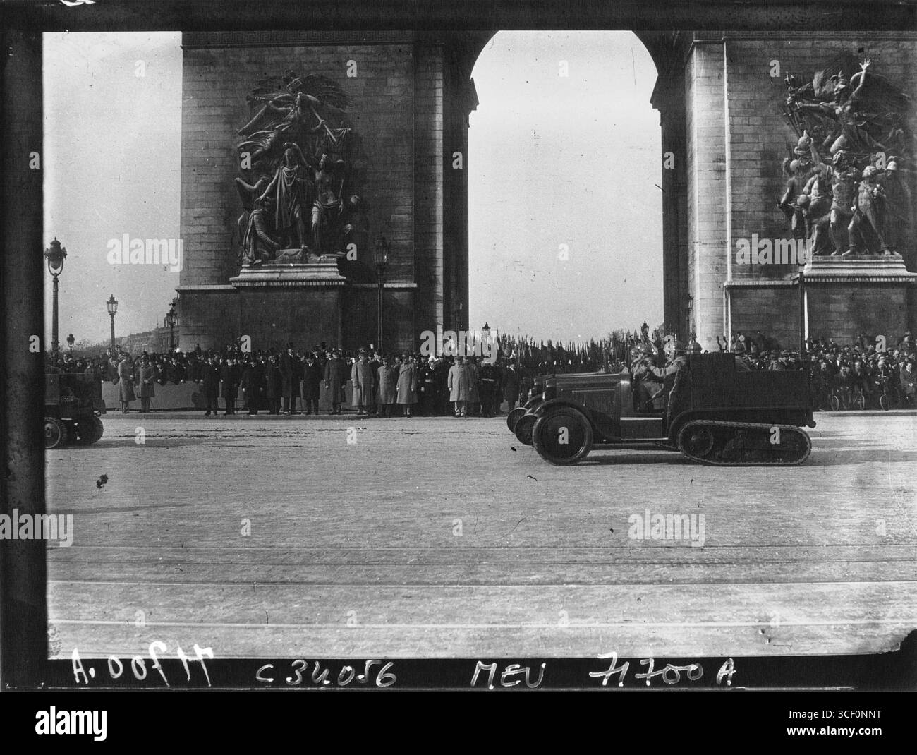 Cette photographie du 11 novembre 1929 capture l’Arc de Triomphe lors des célébrations de l’Armistice, mettant en scène des véhicules Citroën-Kégresse utilisés par les dragons montés. Banque D'Images