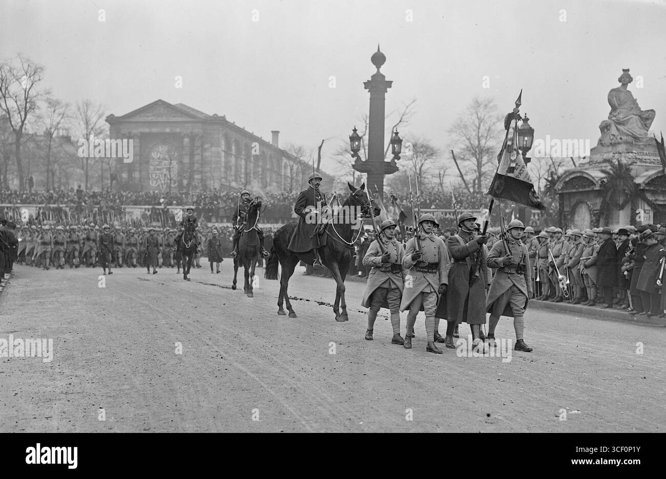Le 7 janvier 1931, un cortège militaire mettant en vedette le 46e régiment d'infanterie et leur drapeau a eu lieu lors des funérailles du maréchal Joffre, héros français de la première Guerre mondiale. La photographie capture le moment solennel avec le personnel militaire et les chevaux. Banque D'Images