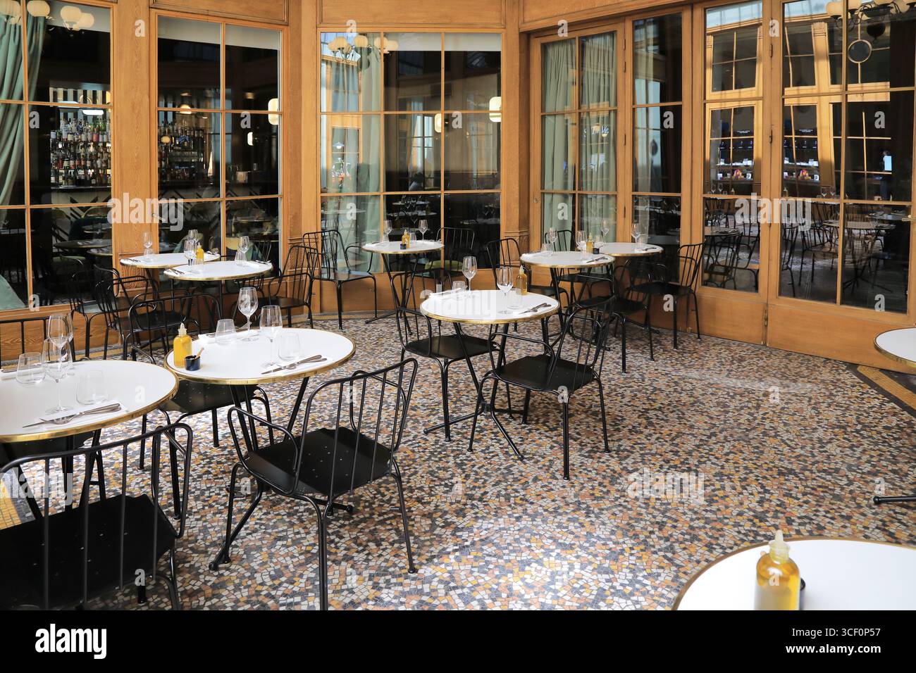 Café typiquement français à Paris Banque D'Images