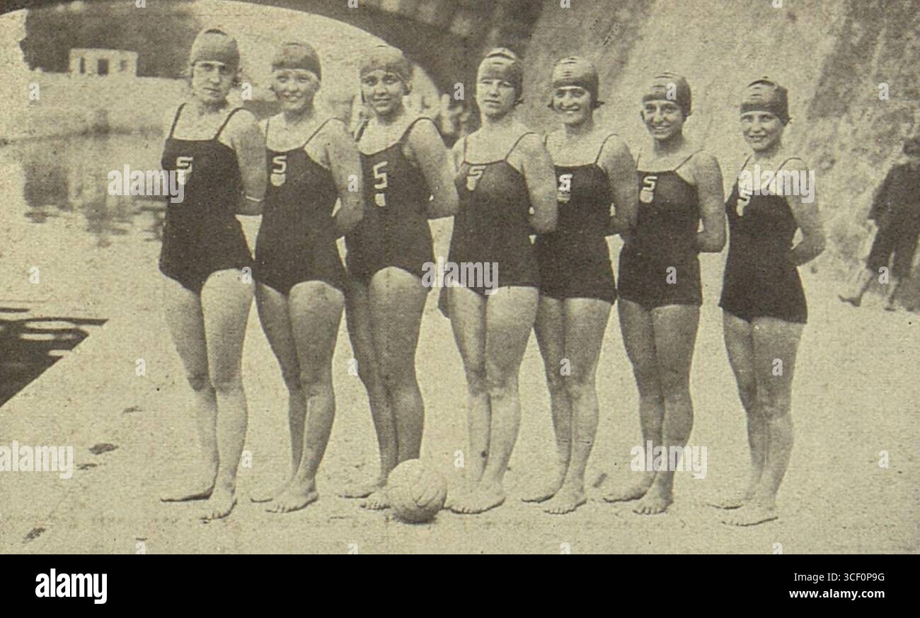 L'équipe féminine de water-polo de l'AC Sparta Praha, capturée sur une photo du 13 septembre 1923, montrant les réalisations sportives tchèques du début du XXe siècle. Banque D'Images