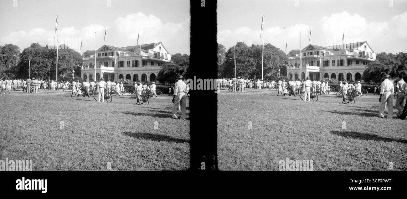 Le public se réunit à Gouvernementshuis lors du défilé marquant la naissance de la princesse Marijke en 1947. Cette photo stéréoscopique capture l'ambiance festive de la nation en réponse à la naissance royale. Banque D'Images
