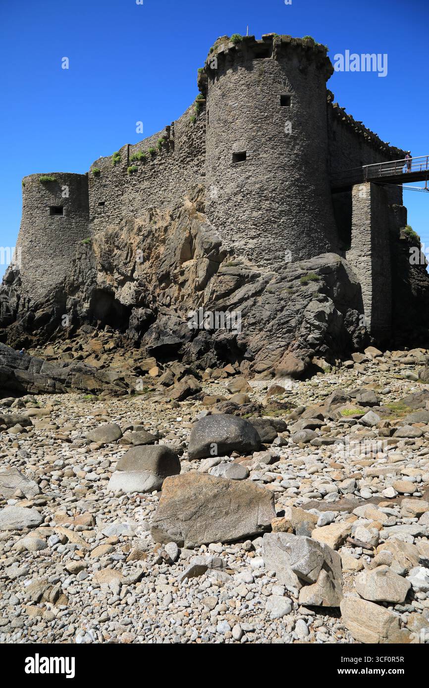 Ancien château médiéval sur la côte de l'île d'Yeu en France Banque D'Images Ancien château médiéval sur la côte de l'île d'Yeu en France Banque D'Images