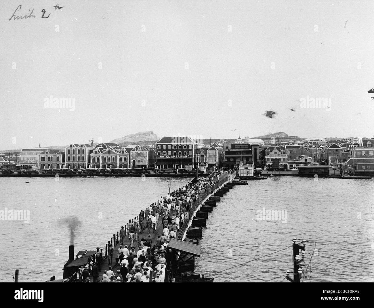 Cette photographie de 1900-1940 montre un pont flottant au-dessus de Sint Annabaai à Curaçao. Le pont est un élément important de l'infrastructure utilisée pour relier des parties de l'île pour le transport et le commerce pendant cette période. Banque D'Images