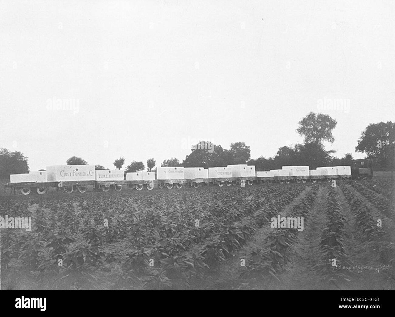 Cette photographie de 1910 environ montre un train circulant entre Tercé et Jardres, prise par Civet Pommier & Cie. L'image capture un moment de l'histoire ferroviaire française du début du XXe siècle. Banque D'Images