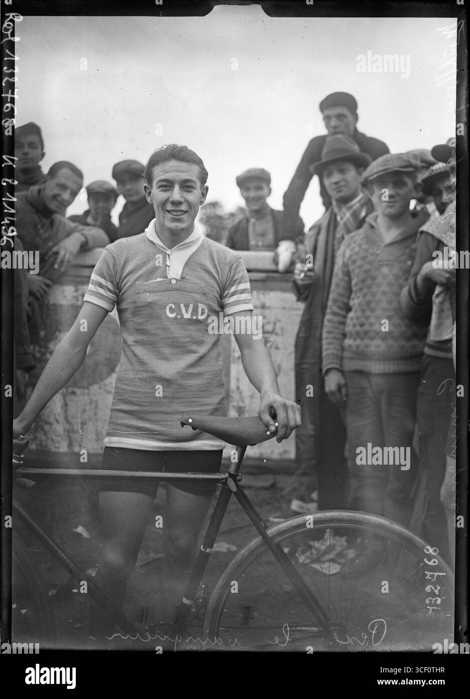 Cette image du 30 septembre 1928 montre Roger Peix, vainqueur de la course Critérium des Coming Men à l’autodrome de Montlhéry, marquant un événement sportif majeur de l’époque. Banque D'Images
