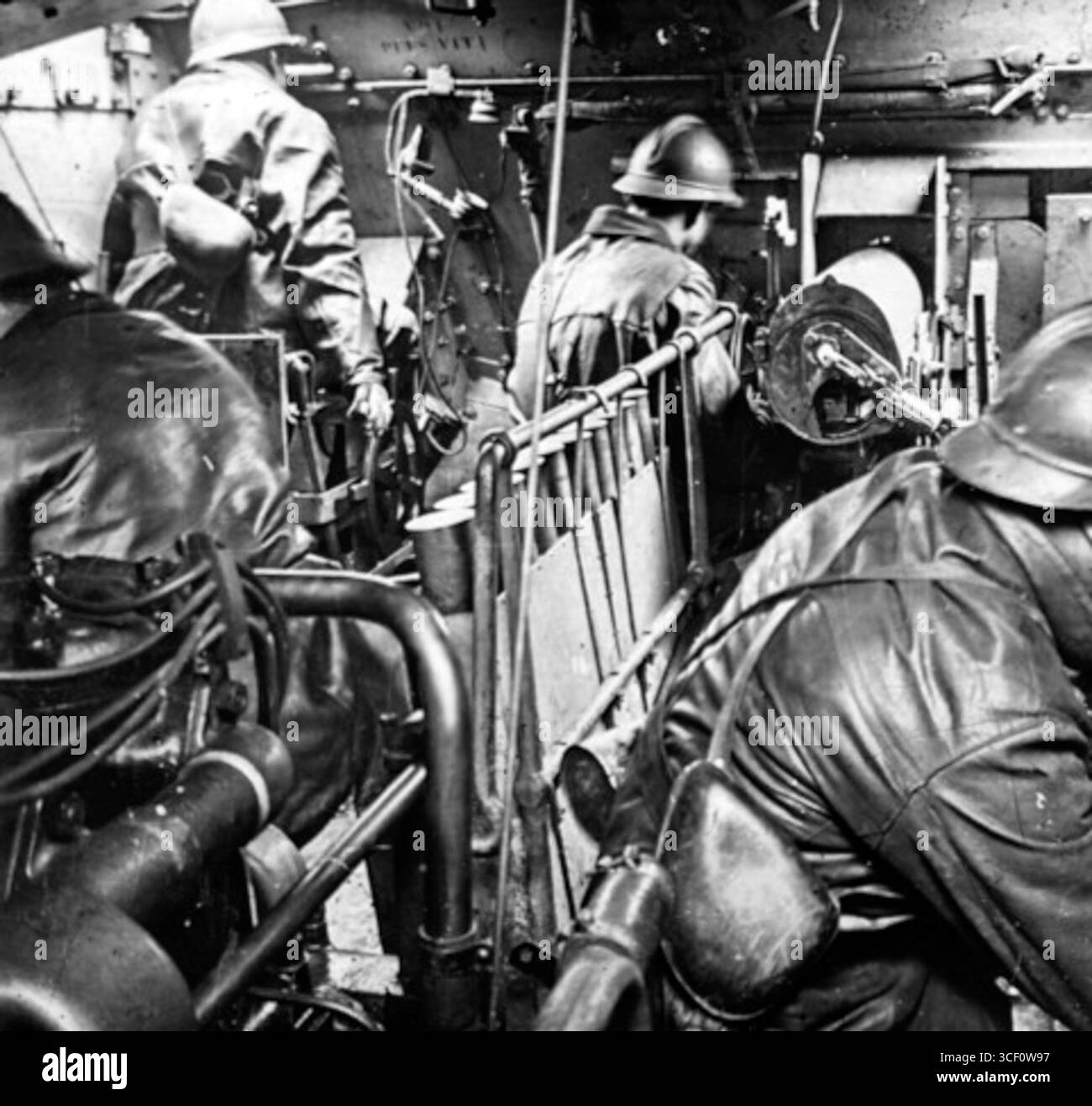 La photo capture l'intérieur d'un char Saint-Chamond de 1918. Ce type de char a été utilisé par les Français pendant la première Guerre mondiale. La photo stéréoscopique de plaque de verre offre un regard clair sur le design du char et les caractéristiques intérieures. Banque D'Images