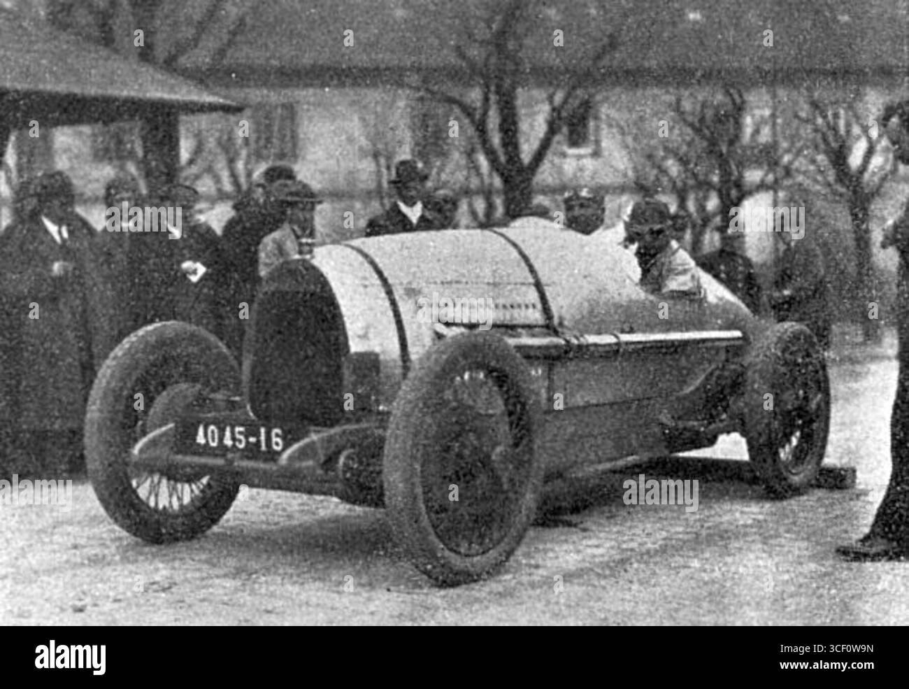 Albert Divo, vainqueur de la course Zbraslav-Jílovit en 1925, pose devant sa Delage type GL Sprint II 6 litres, le véhicule qu'il utilise dans la course. La course Zbraslav-Jílovit a été un événement automobile important en Tchécoslovaquie dans les années 1920 Banque D'Images