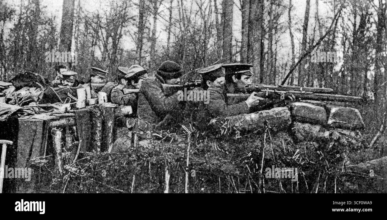 Une photographie de 1914-15 montrant des soldats britanniques avec leurs fusils Lee-Enfield en France. Cette image capture la détermination des soldats anglais au début de leur implication dans la première Guerre mondiale. Le Lee-Enfield était un fusil standard utilisé par les forces britanniques pendant la guerre. Banque D'Images