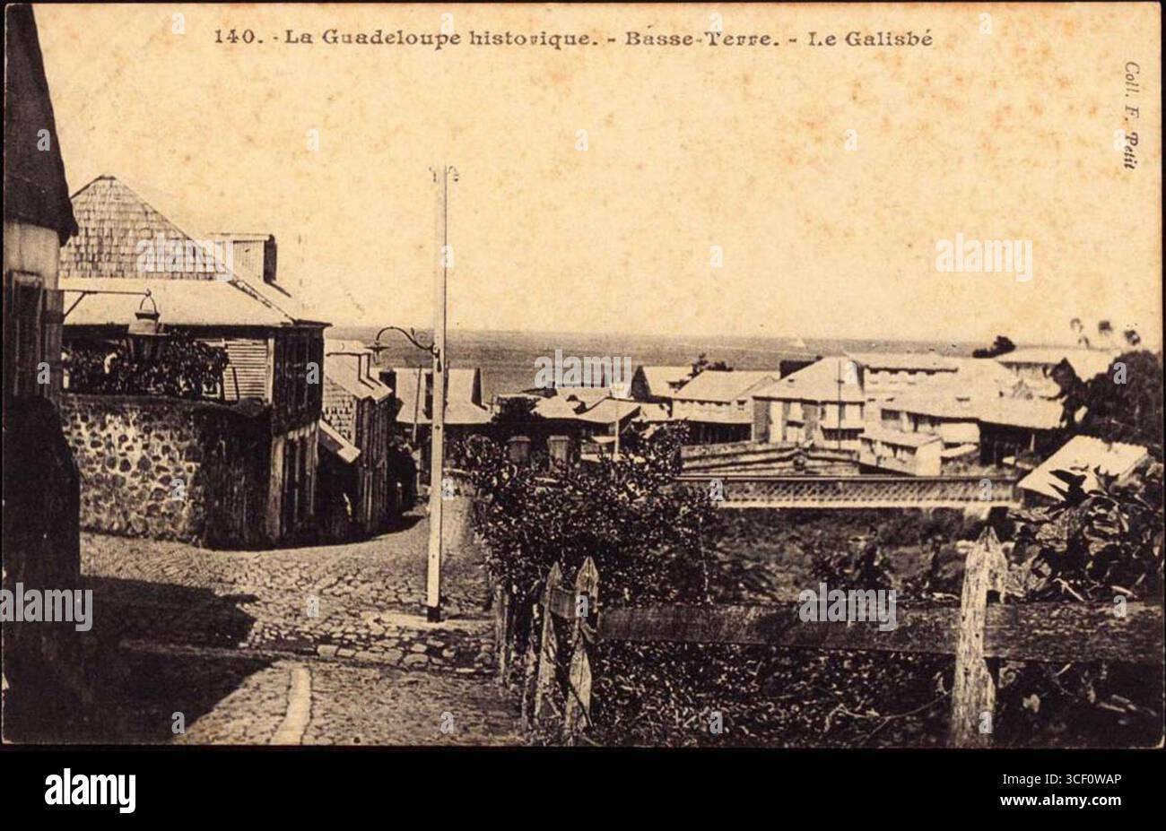 Cette photographie capture une vue historique de basse-Terre, Guadeloupe, prise entre 1900 et 1910, montrant la ville de Galisbé dans une époque passée. Banque D'Images