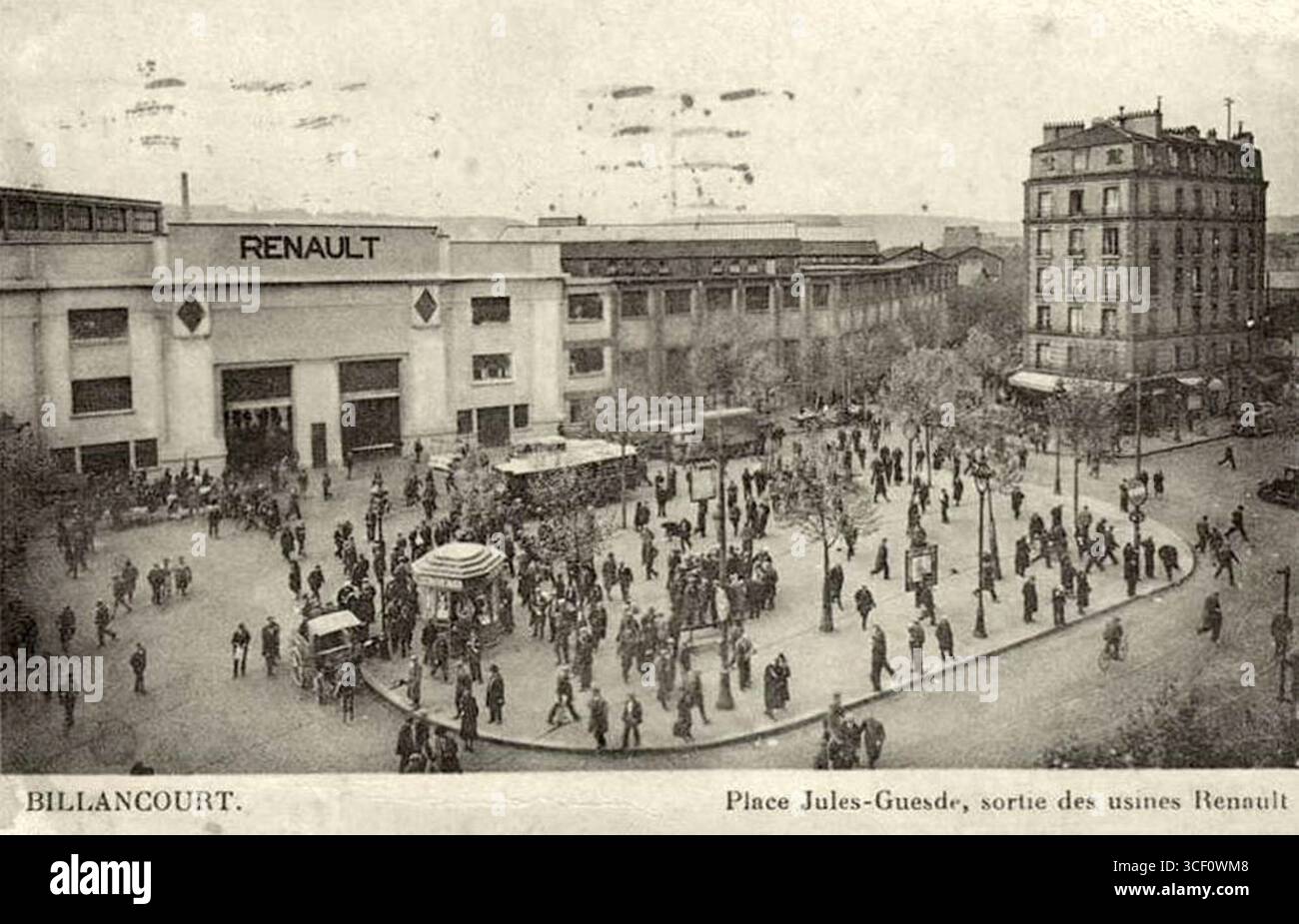 L'image montre la place Jules-Guesde à Boulogne-Billancourt à la sortie des usines Renault. Cette photo a été prise entre 1900 et 1910. Banque D'Images