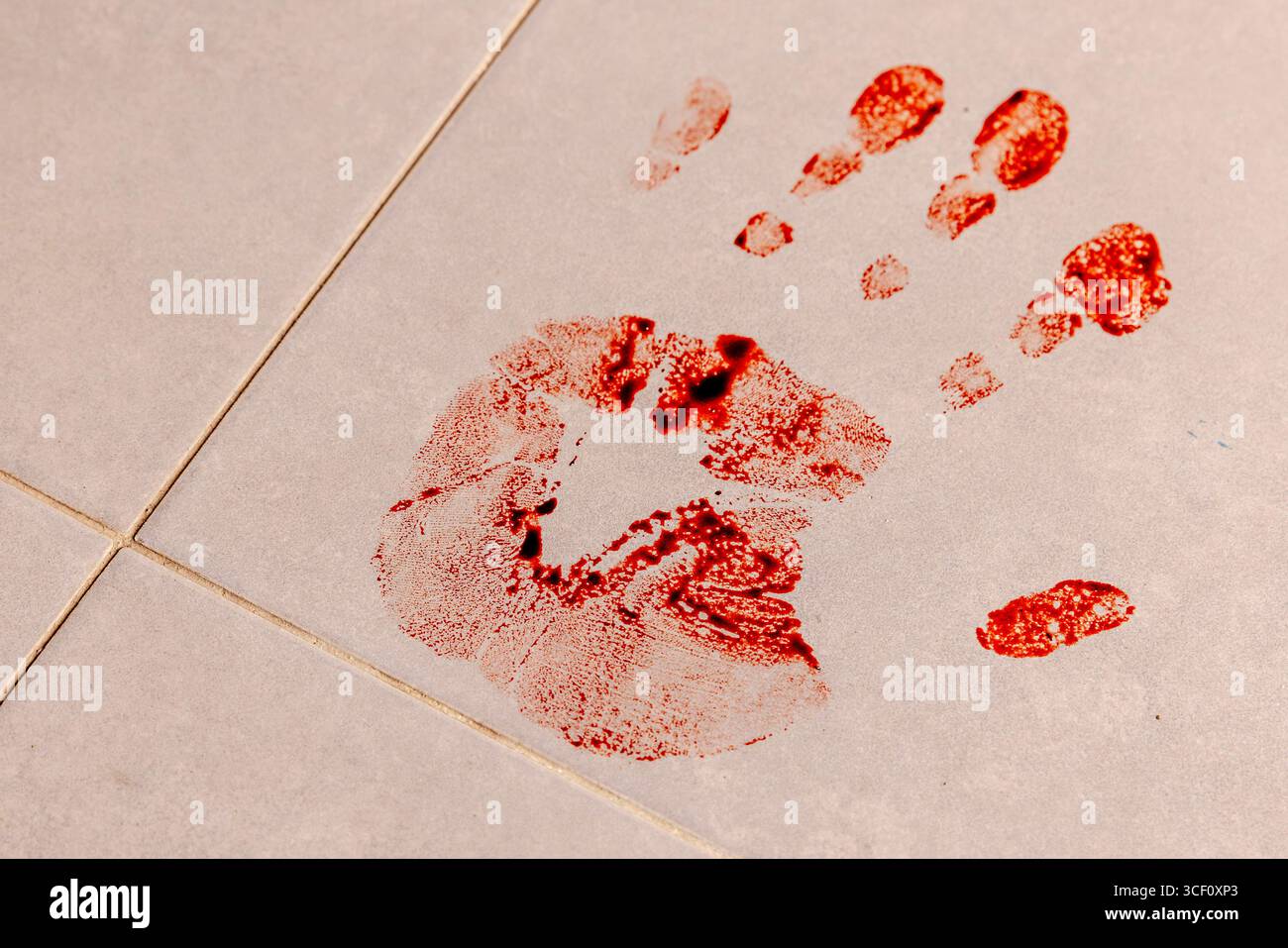empreintes de mains sanglantes réalistes sur le sol, scène de crime Banque D'Images