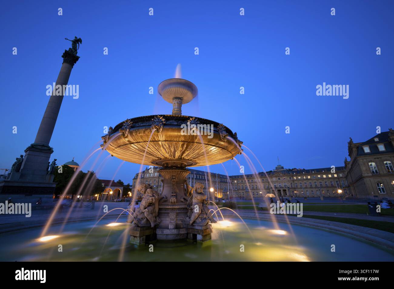 Night shot, Jubilee Column, Concordia, fontaine, Behind it New End, Schlossplatz, Blue hour, crépuscule, Stuttgart, Bade-Wuertemberg, Allemagne Banque D'Images