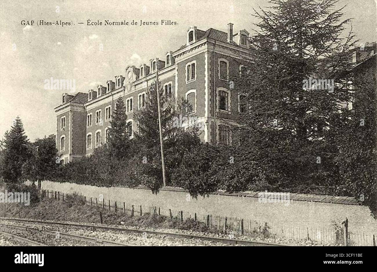 Photographie de 1900 à 1910 de l'École normale de jeunes filles de Gap. Cet établissement d'enseignement a été une partie importante de l'histoire de la ville. Banque D'Images