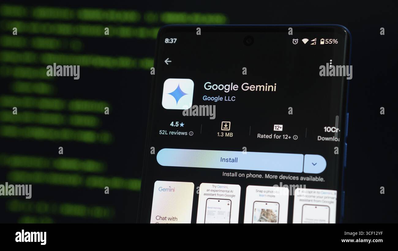 Application Google Gemini affichée sur smartphone, mettant en évidence ses options de téléchargement et d'installation Banque D'Images