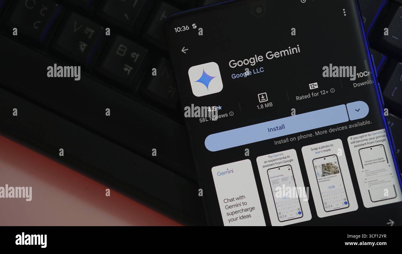 Informations sur l'application Google Gemini sur smartphone sur clavier, mettant l'accent sur les thèmes technologiques Banque D'Images